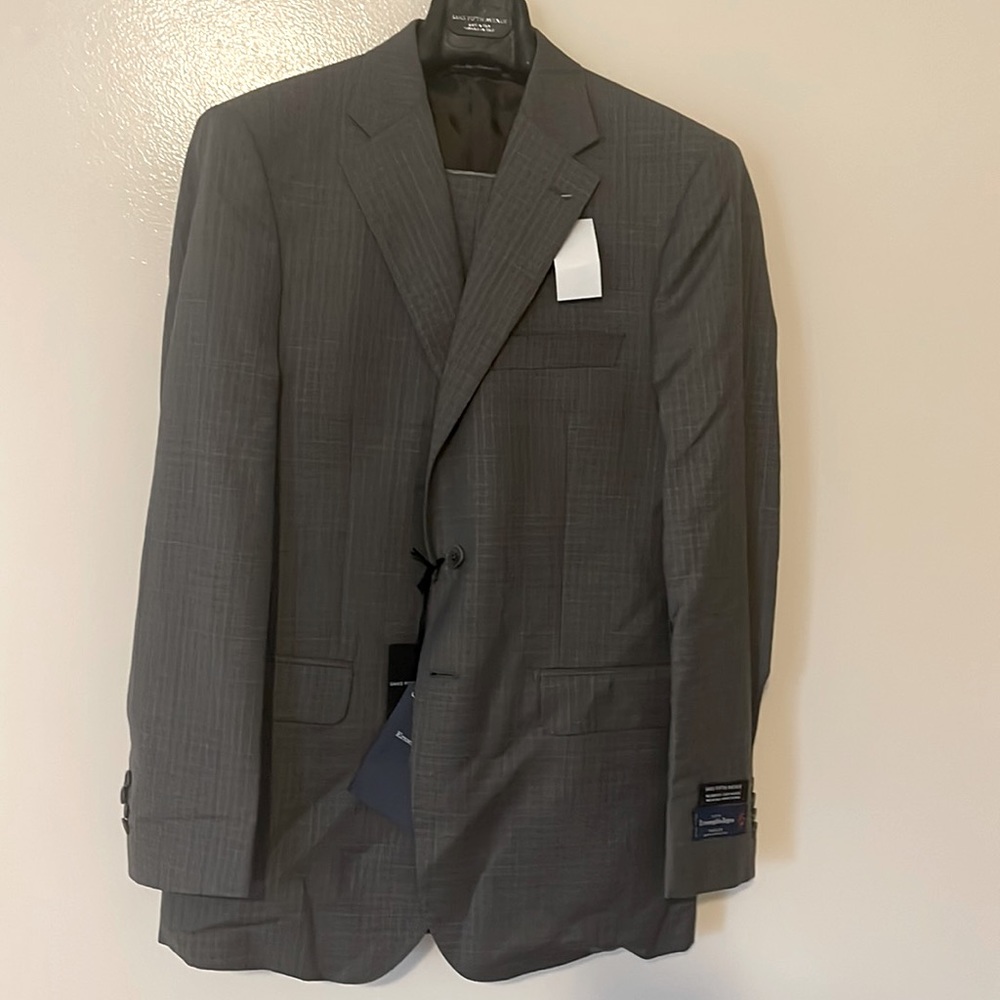 Ermenegildo Zegna. Size 40RE. Grey. Superfine Australian wool.